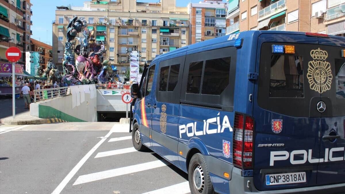 Agentes de la Policía Nacional patrullan en Valencia en Fallas