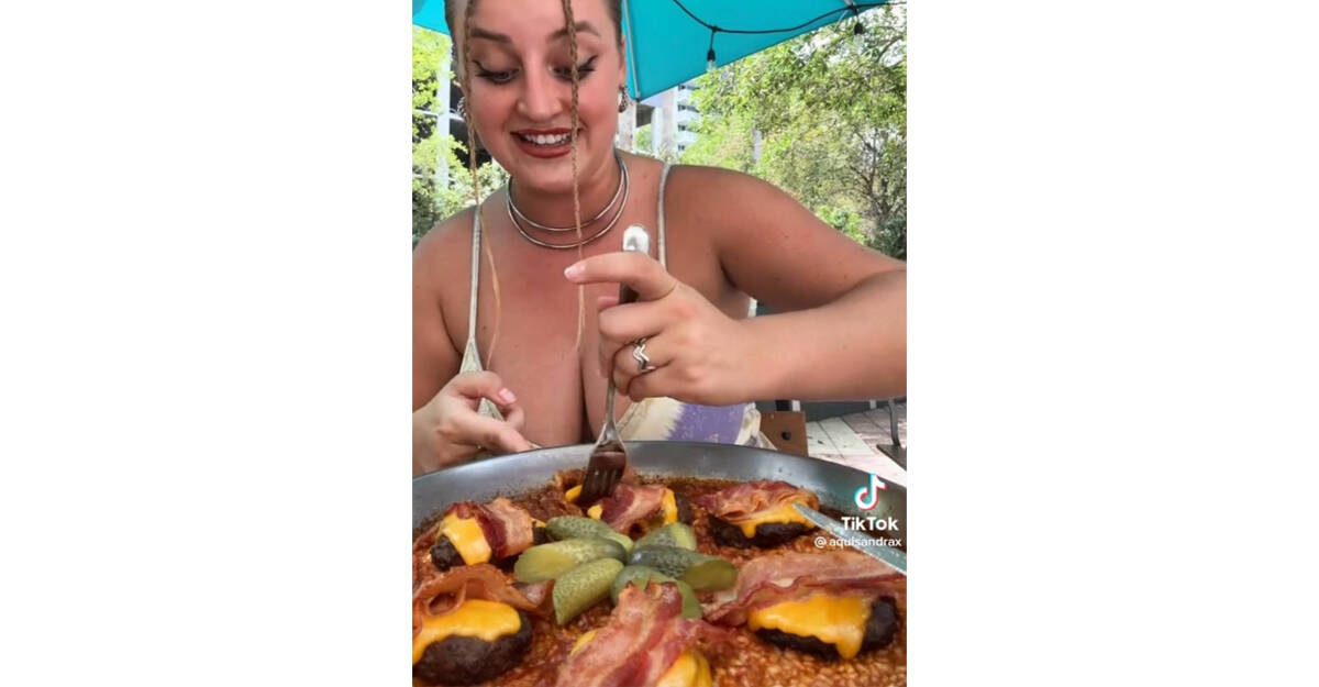 TikToker comiendo una paella de hamburguesa con queso y bacon