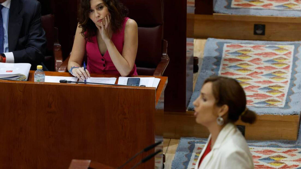 La portavoz de Más Madrid, Mónica García, en la Asamblea ante la mirada de Ayuso