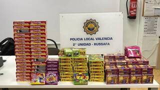 Fallas 2023: 175 cajas de artefactos pirotécnicos son confiscadas por la Policía Local en mercados ambulantes de Ruzafa