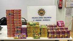 Fallas 2023: 175 cajas de artefactos pirotécnicos son confiscadas por la Policía Local en mercados ambulantes de Ruzafa