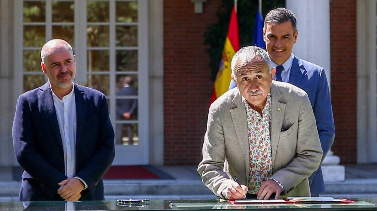 Pedro Sánchez con los secretarios generales de CCOO y UGT