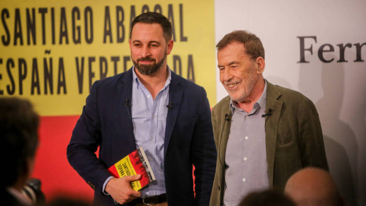El presidente de Vox, Santiago Abascal y el escritor Fernando Sánchez Dragó en la presentación del libro 'España vertebrada'.