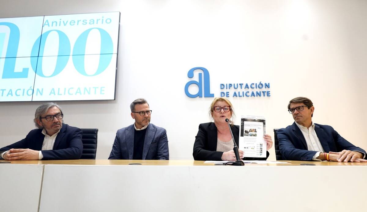 La vicepresidenta segunda y portavoz del equipo de gobierno de la Diputación de Alicante, Ana Serna, y los diputados Javier Sendra, Alejandro Morant y Juan de Dios Navarro