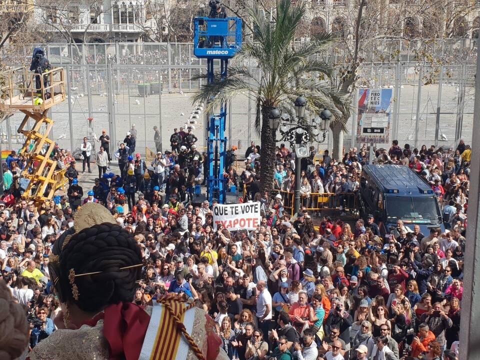 Pancarta "Que te vote Txapote", en la mascletà de este viernes en la plaza del Ayuntamiento de Valencia.