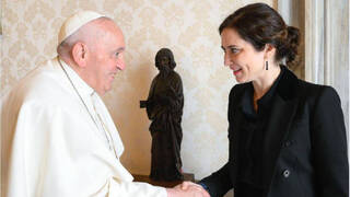 Ayuso aprovecha el encuentro con el Papa para invitarlo oficialmente a Madrid