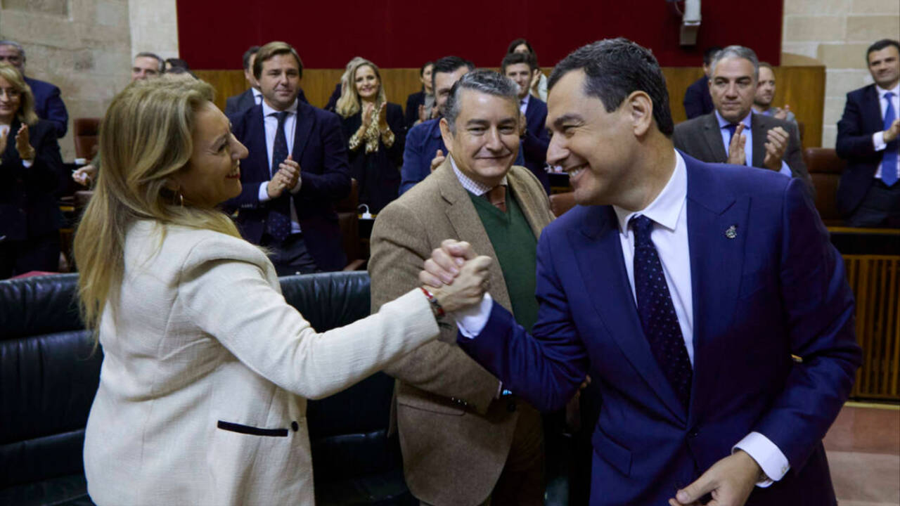 El presidente de la Junta de Andalucía, Juanma Moreno (PP), con la consejera de Economía y Hacienda, Carolina España, en el pleno del Parlamento.