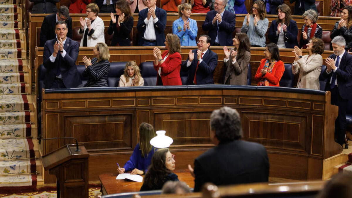 La bancada del PSOE aplaude al presidente del Gobierno, Pedro Sánchez, tras su última intervención en el debate de la moción de censura.