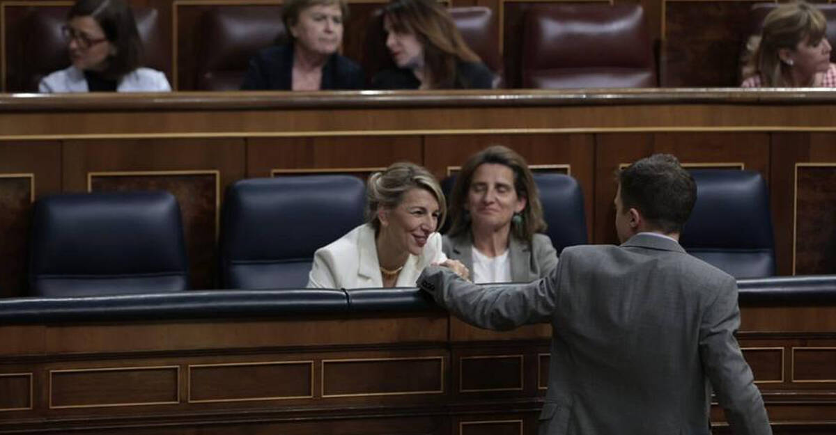 Íñigo Errejón saluda cariñosamente a Yolanda Díaz tras intervenir en la moción de censura 