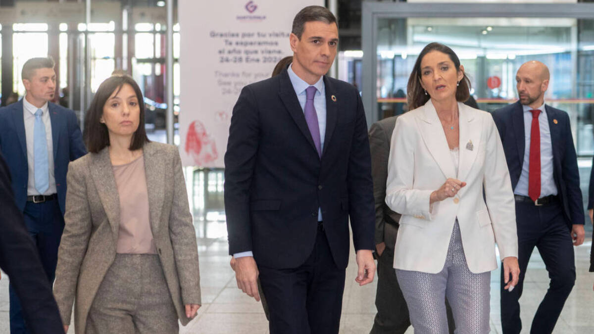 La delegada del Gobierno en Madrid, Mercedes González; el presidente del Gobierno, Pedro Sánchez, y la ministra de Industria, Comercio y Turismo, Reyes Maroto.