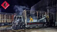 Arden dos camiones de grandes dimensiones y un remolque de una fábrica de pallets de Ibi
