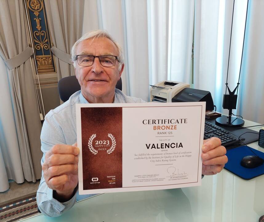 El alcalde de Valencia, Joan Ribó, con el certificado de Happy City - AYUNTAMIENTO DE VALENCIA 