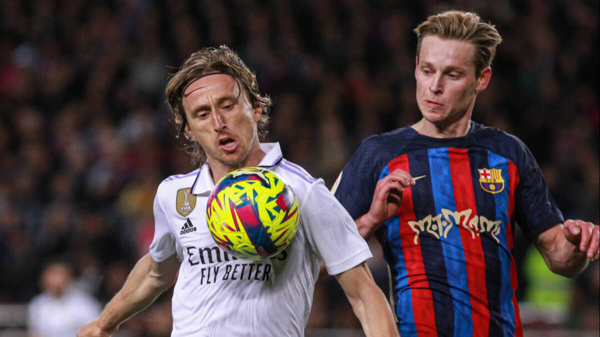 De Jong, disputando un balón con Modric en el clásico del pasado domingo.