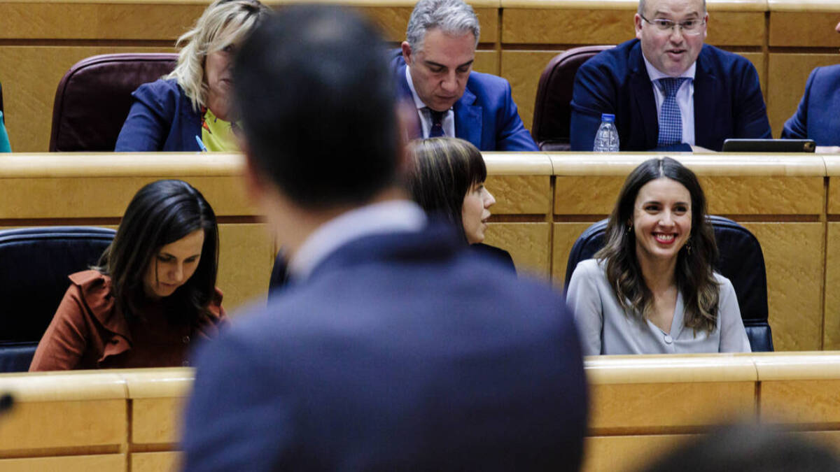 El presidente del Gobierno, Pedro Sánchez, comparece en un pleno del Senado ante la mirada de las ministras de Podemos.