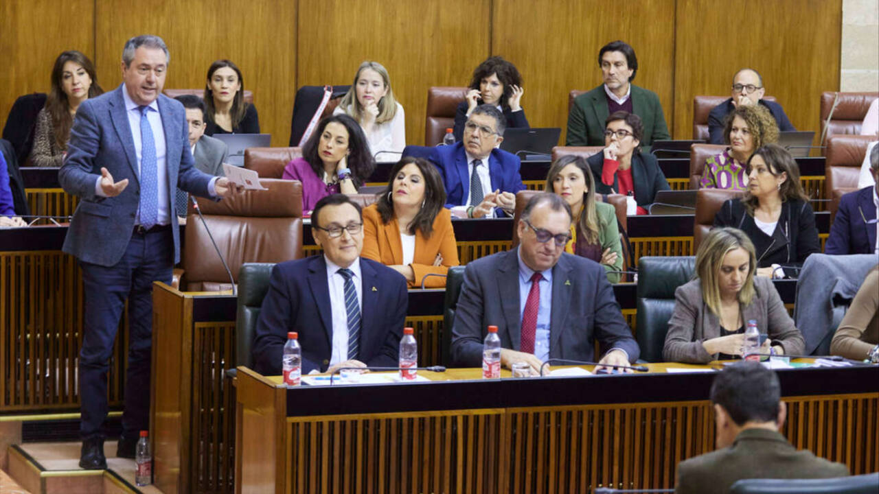 El secretario del PSOE-A y líder de la oposición, Juan Espadas, en el Parlamento de Andalucía junto a su grupo.