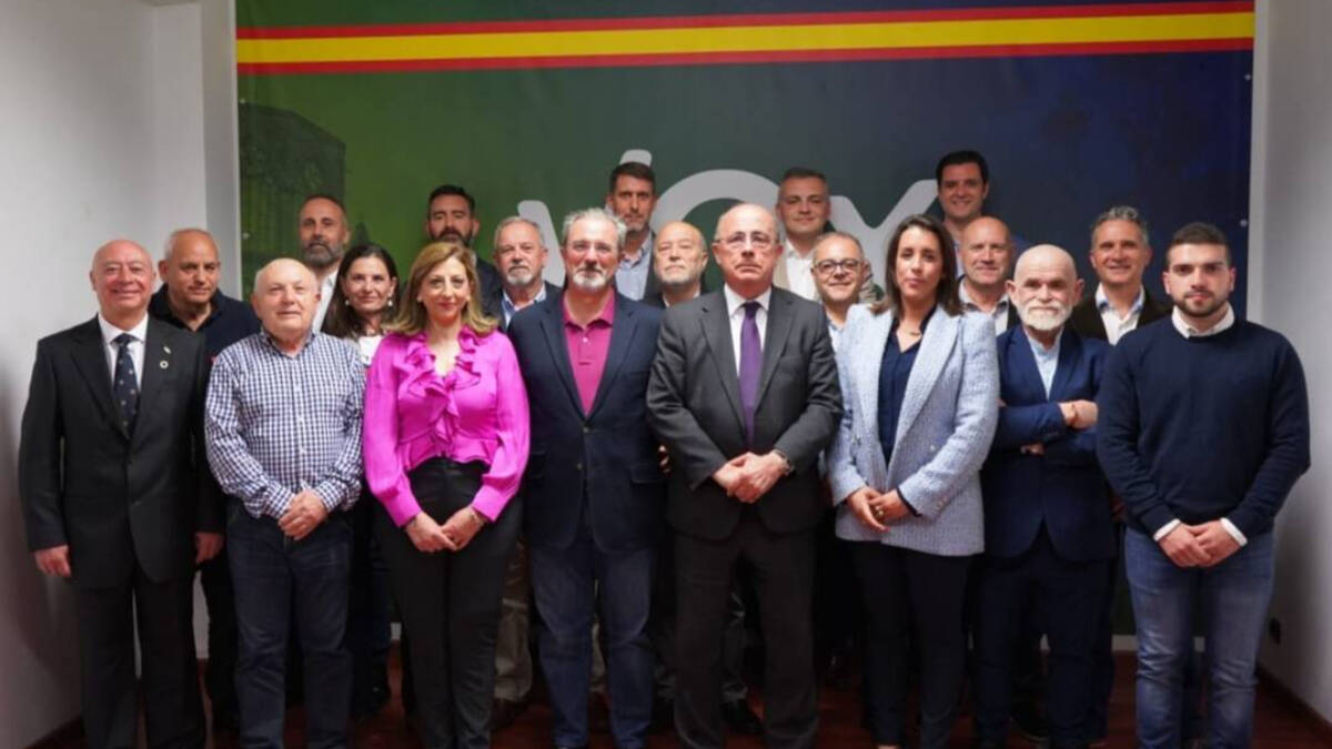 Los candidatos municipales con Carlos Flores, candidato autonómico e Ignacio Gil Lázaro, Diputado nacional y Presidente de VOX Valencia.