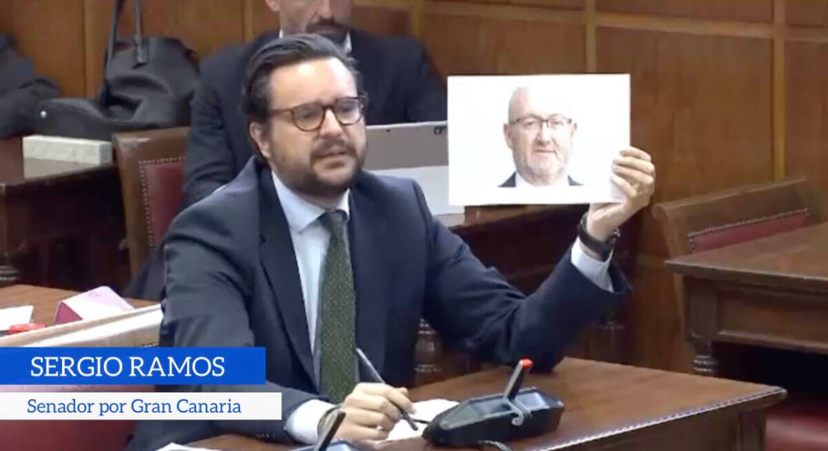 El senador del PP Sergio Ramos Acosta con una foto del Tito Berni