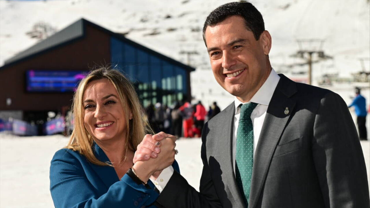 El presidente de la Junta de  Andalucía, Juanma Moreno, junto a la consejera de Fomento, Marifrán Carazo, en Sierra Nevada.