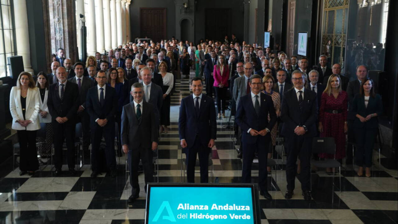 El presidente andaluz Juanma Moreno (PP), junto a los representantes de empresas y entidades.