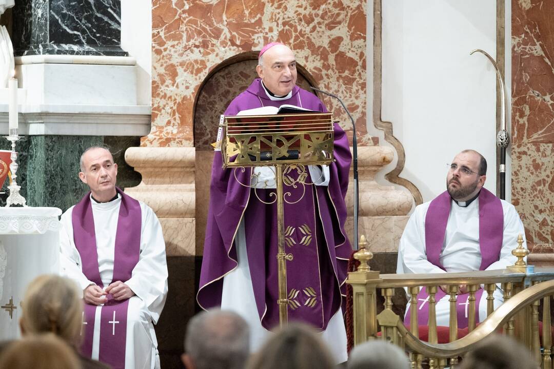 El Arzobispo, Enrique Benavent, felicita la Navidad a todos los valencianos en su primera misa en la Basílica de la Virgen - EUROPA 