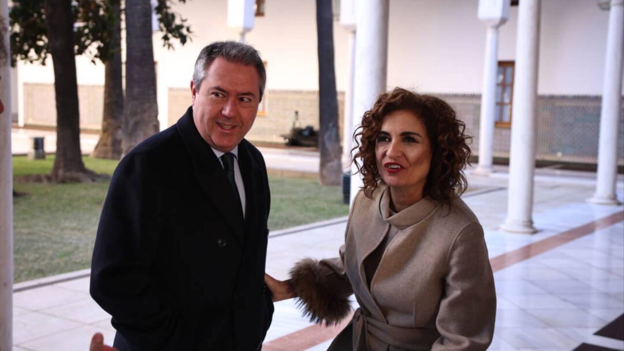 El líder del PSOE-A, Juan Espadas, y la ministra de Hacienda, María Jesús Montero.