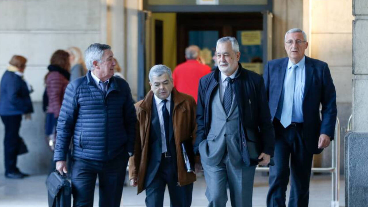 En el centro de la imagen el expresidente andaluz José Antonio Griñán y el exviceconsejero de Empleo, Agustín Barberá, condenados por el caso ERE. 