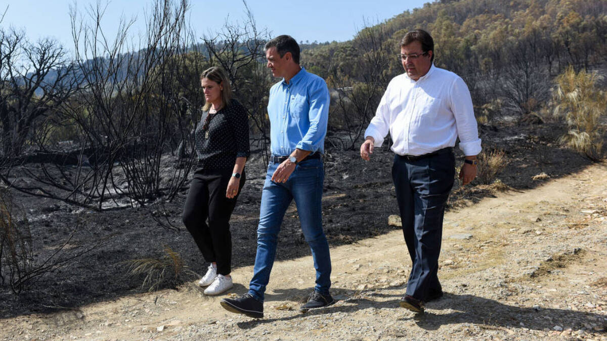 Pedro Sánchez visita un incendio en Extremadua