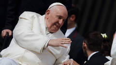 El Papa sale del hospital bromeando sobre su estado de salud