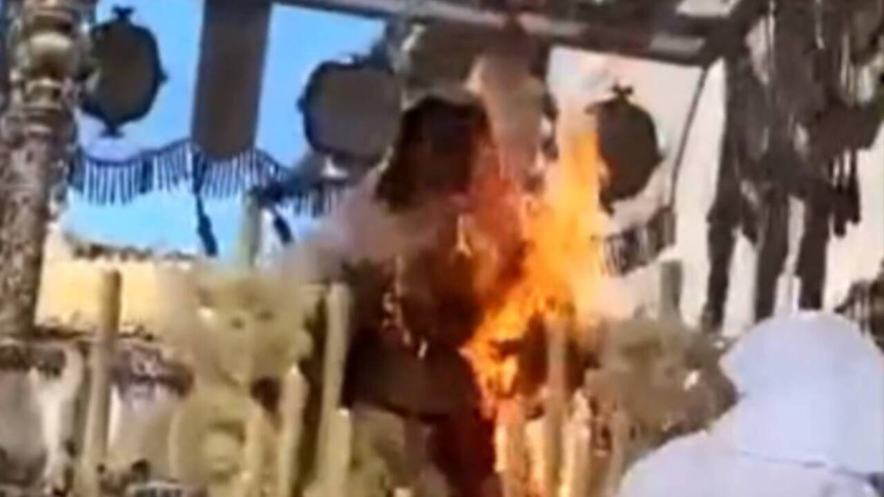 Incendio en el trono de la Virgen del Rocío en Velez-Málaga.