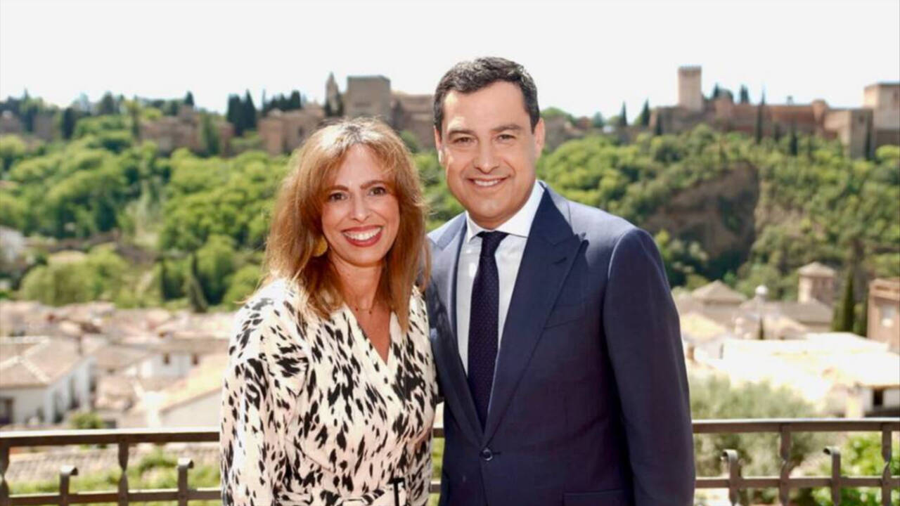 El presidente de la Junta de Andalucía, Juanma Moreno (PP), junto a la directora de la Alhambra que será la nueva consejera de Fomento.
