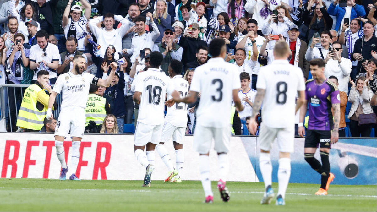 Benzema, tras conseguir uno de los tres goles que marcó ayer al Real Valladolid. 