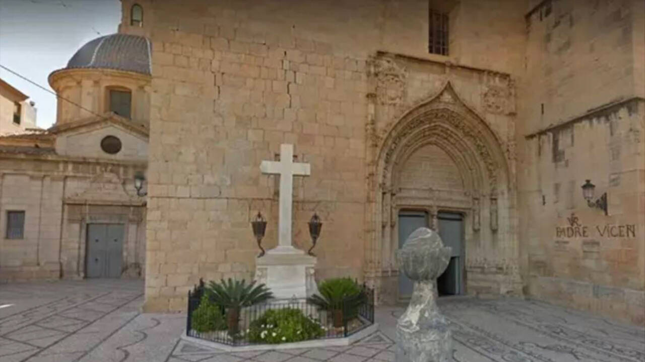 Cruz de los Caídos de Callosa de Segura (Alicante) en la fachada de la iglesia de San Martín. Fuente externa
