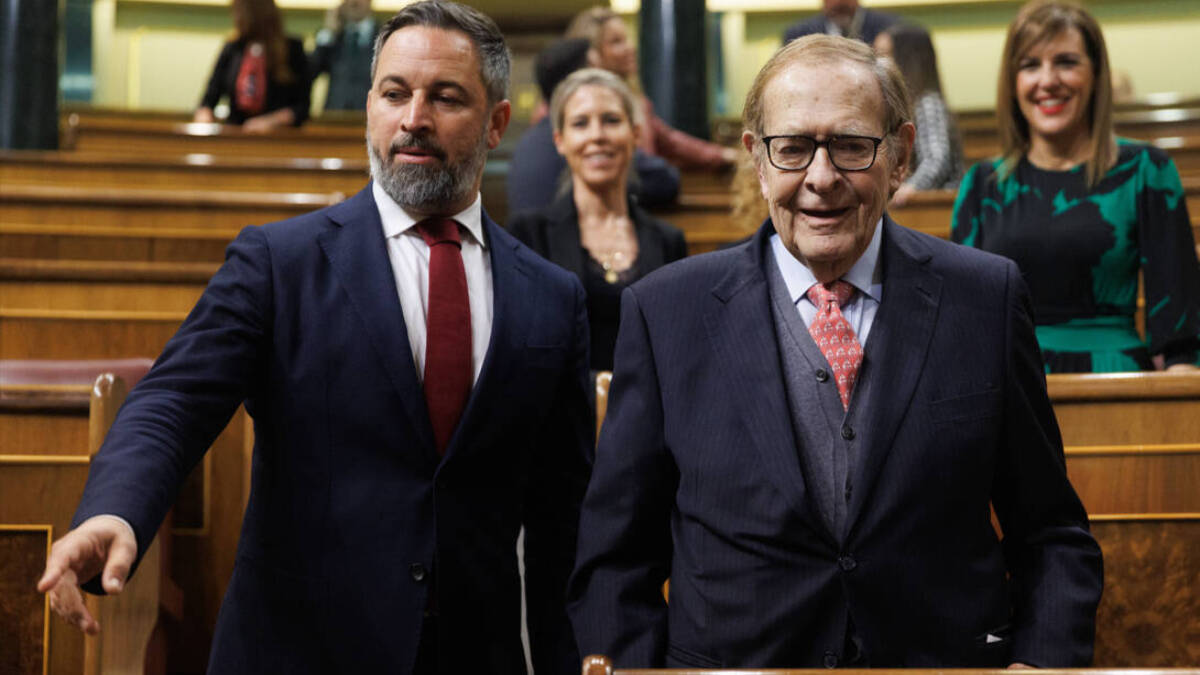 El líder de VOX, Santiago Abascal y el candidato de la moción de censura, profesor y economista Ramón Tamames.