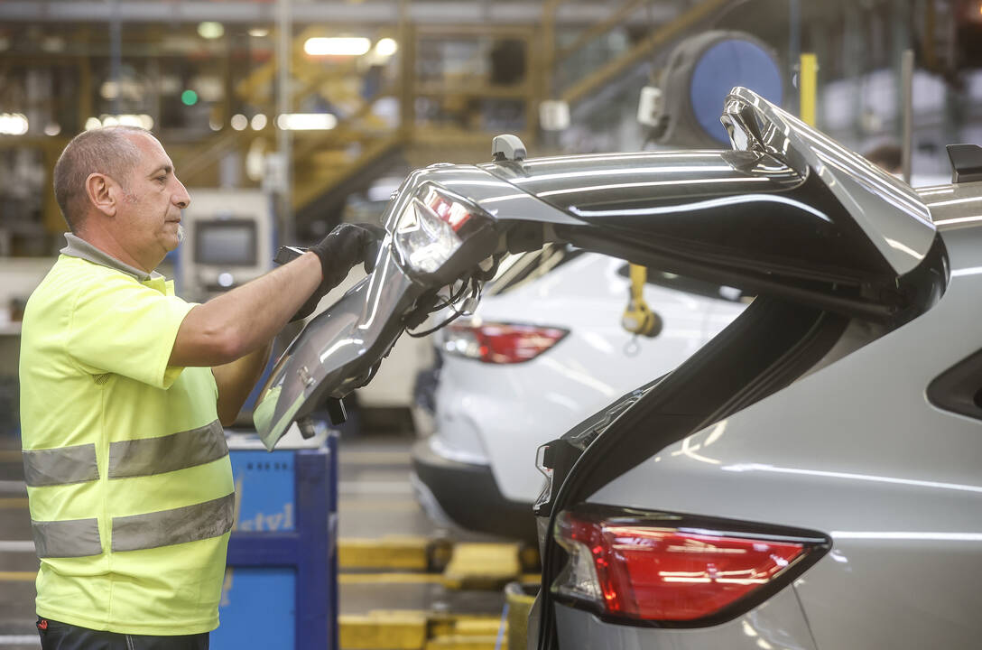 Un trabajador en un vehículo de la fábrica de Ford en Almussafes - EUROPA PRESS