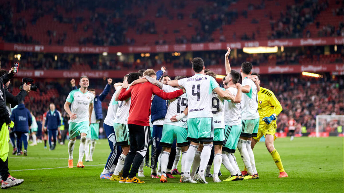 Futbolistas de Osasuna celebrando su clasificación para la final de Copa. 