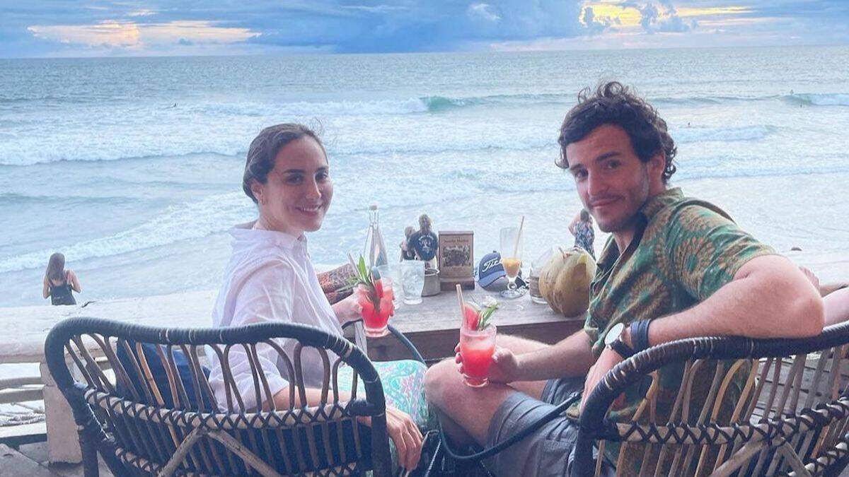 Tamara e Íñigo, al borde del mar en Bali. Instagram.