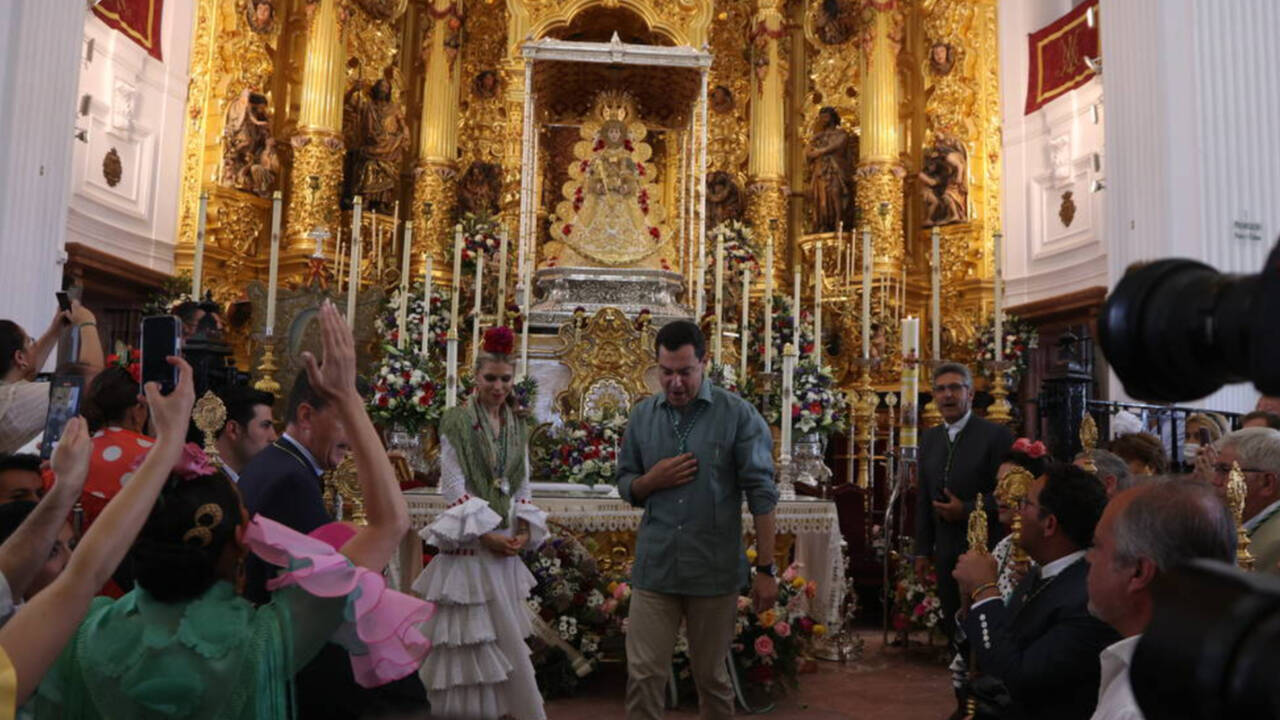 El presidente de la Junta de Andalucía, juanma Moreno, durante su visita el año pasado a la Virgen del Rocío en Almonte (Huelva).