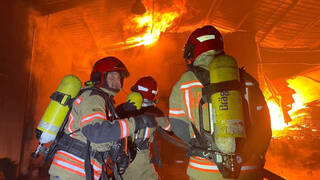 El espectacular incendio en Almassora que arrasa una fábrica de palets 