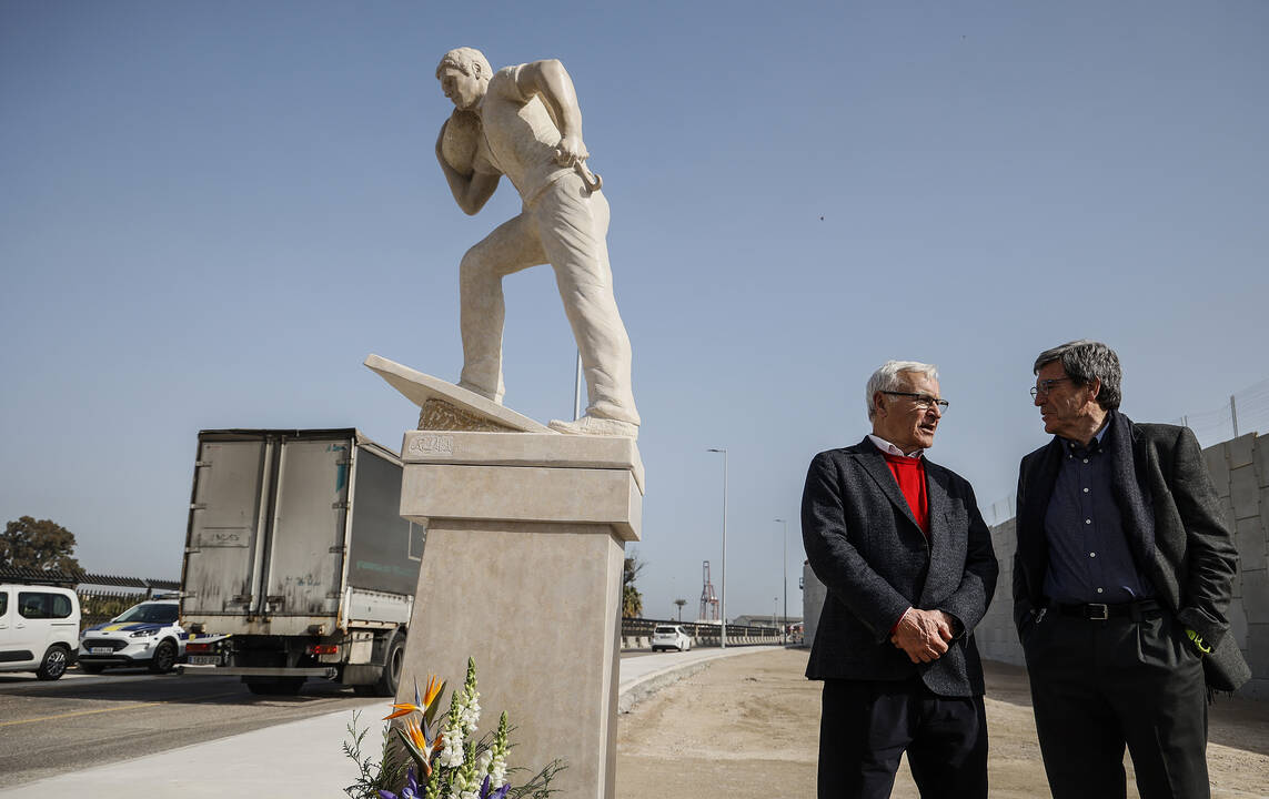 El alcalde de València, Joan Ribó  y el presidente de la Autoridad Portuaria de València, Aurelio Martínez, durante la inauguración del monumento en homenaje a los estibadores portuarios muertos, en el Puerto de València.