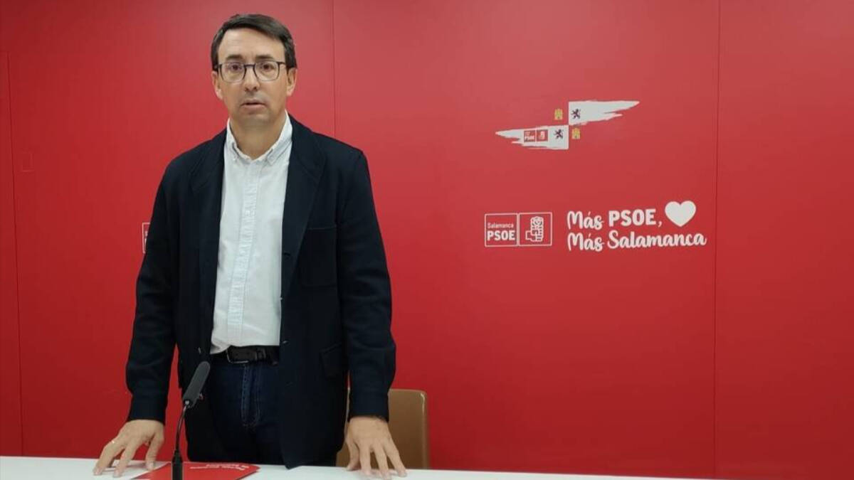 El procurador socialista Fernando Pablos en la sede del PSOE de Salamanca.