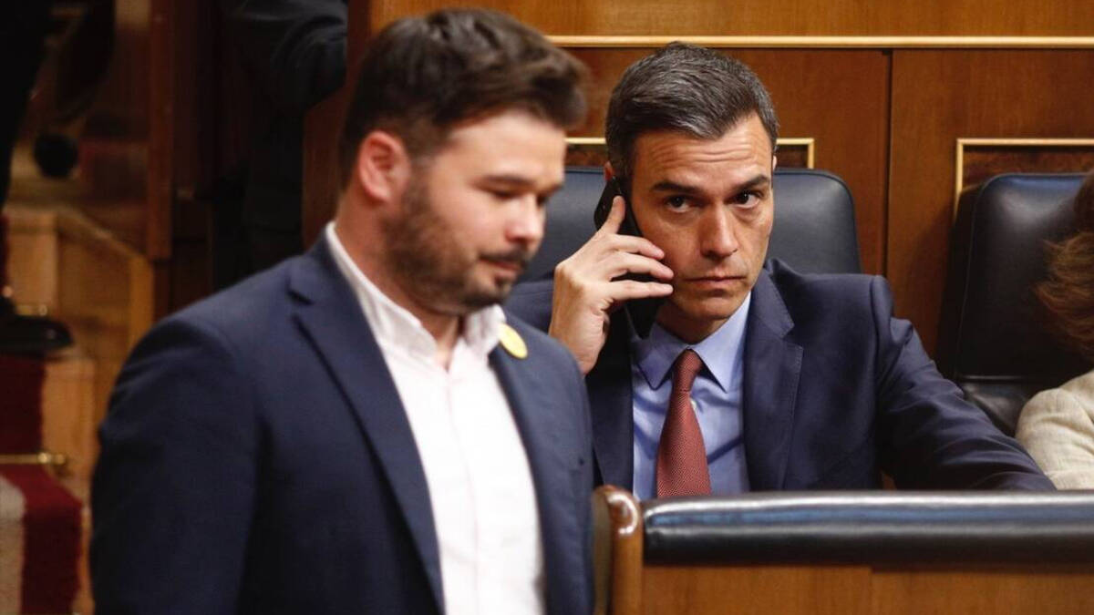 El presidente del Gobierno, Pedro Sánchez, mira a Gabriel Rufián, portavoz de ERC en el Congreso.
