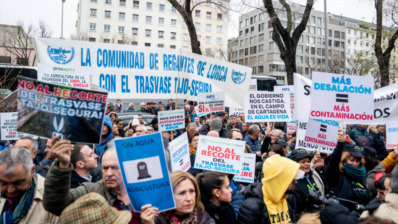 Protesta de la plataforma del Círculo del Agua (regantes de Almería, Alicante y Murcia) ante la sede del Ministerio de Transición Ecológica de enero.