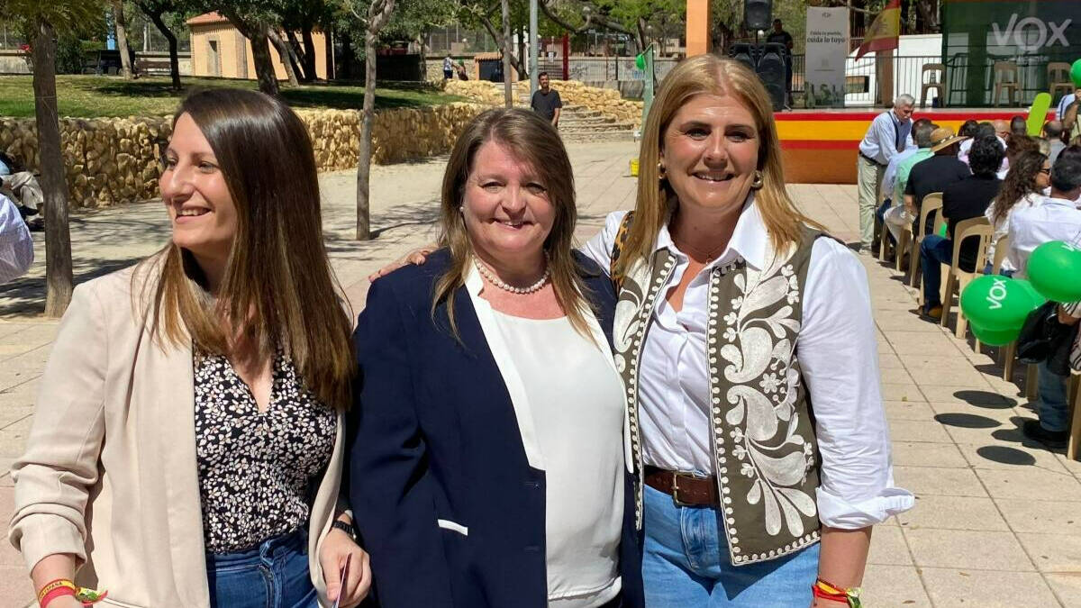 Julia Llopis junto a Ana Vega, portavoz en las Cortes Valencianas, y  Carmen Robledillo, candidata a la alcaldía de Alicante.