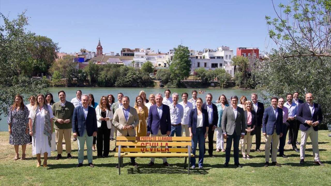 El candidato del PP a la alcaldía de Sevilla, José Luis Sanz, junto a los iembros de la lista que concurrirá a las municipales del 28M.