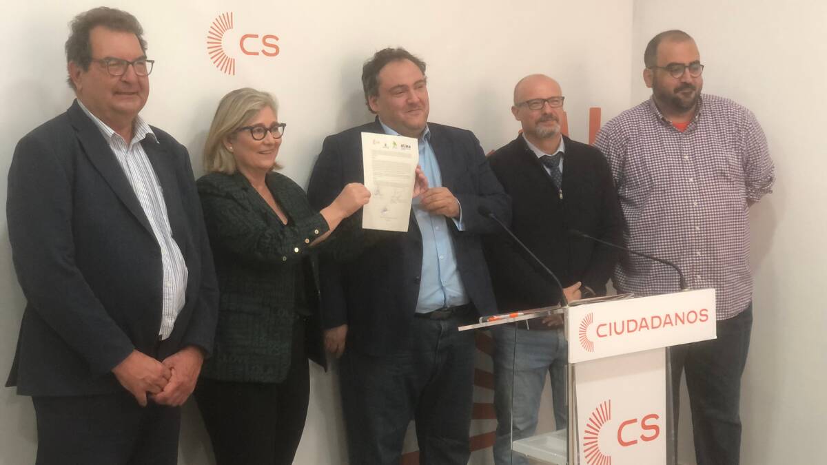 Mamen Perís junto a sus nuevos socios tras la firma del acuerdo - SERGI TARAZONA/ES DIARIO