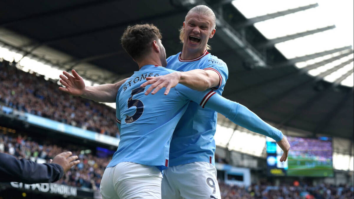 Haaland y Stones, celebrando un gol en un partido del Manchester City. 