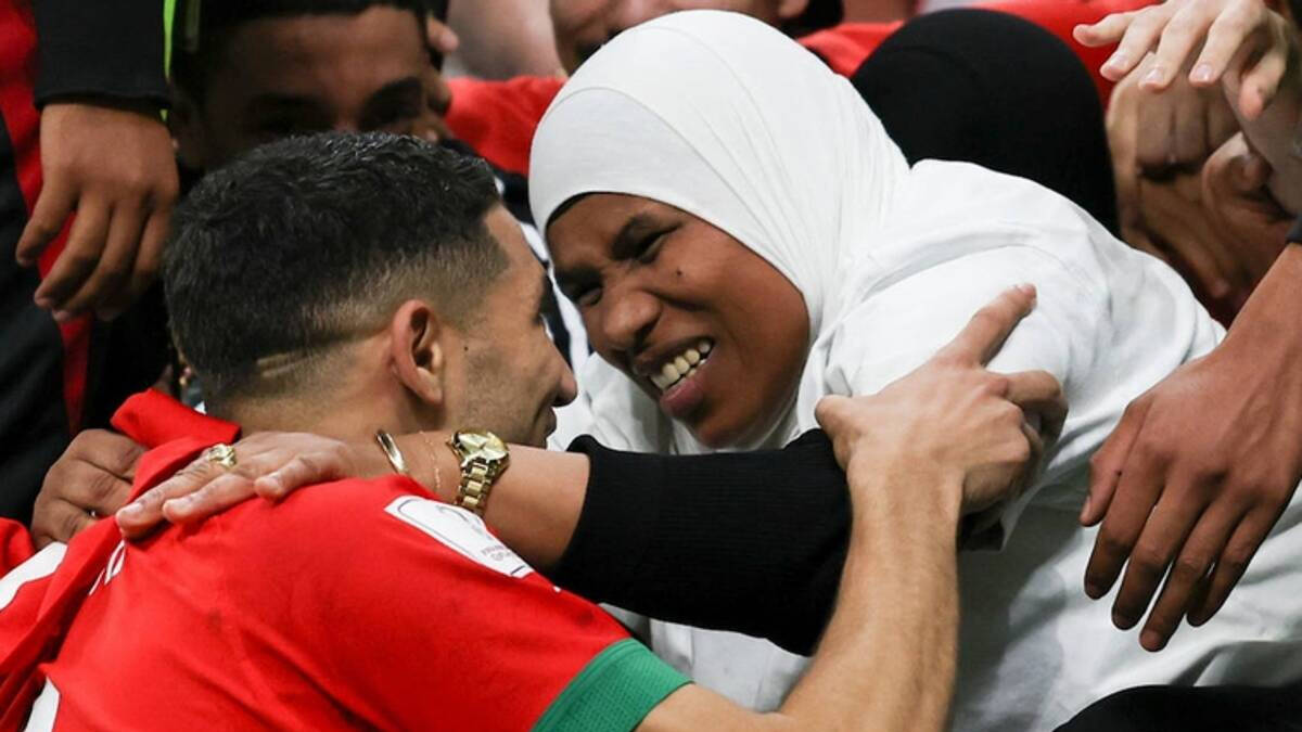 Achraf Hakimi con su madre en el Mundial de Catar.