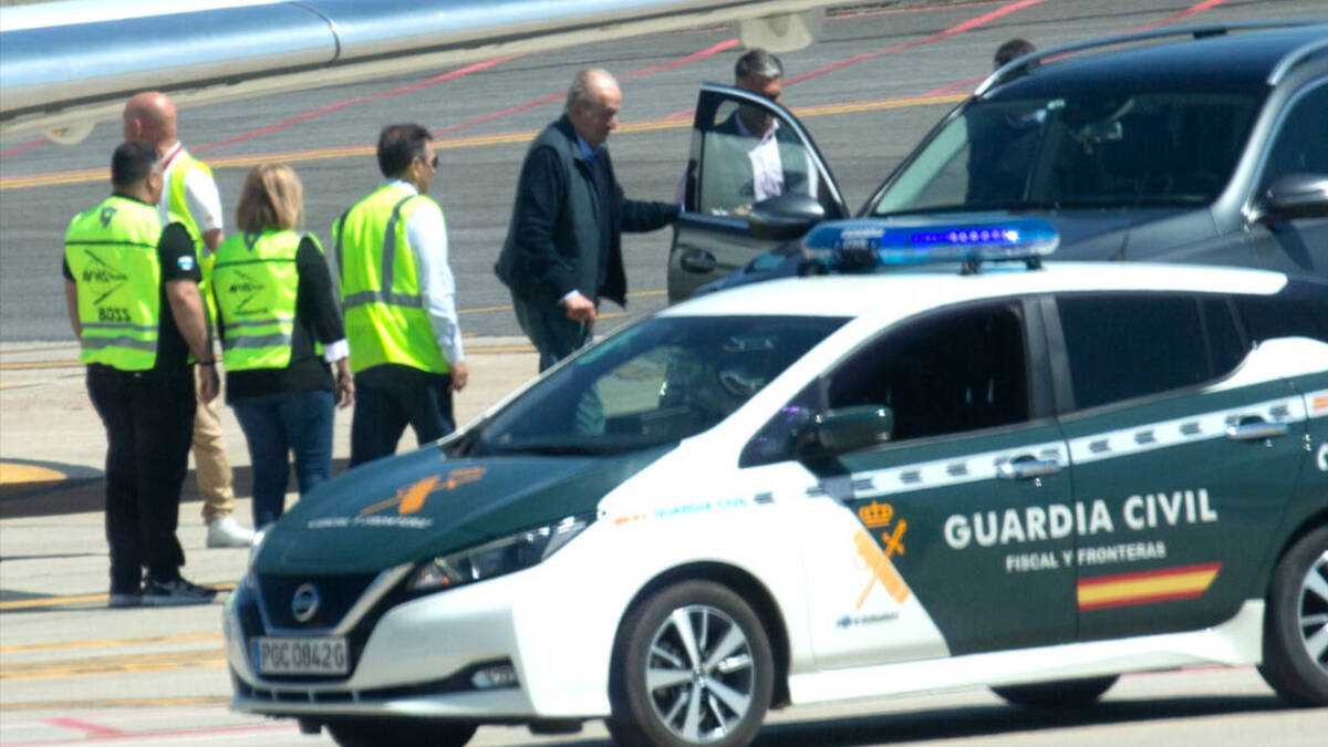 El Rey emérito Juan Carlos a su llegada al Aeropuerto Internacional de Vigo-Peinador.