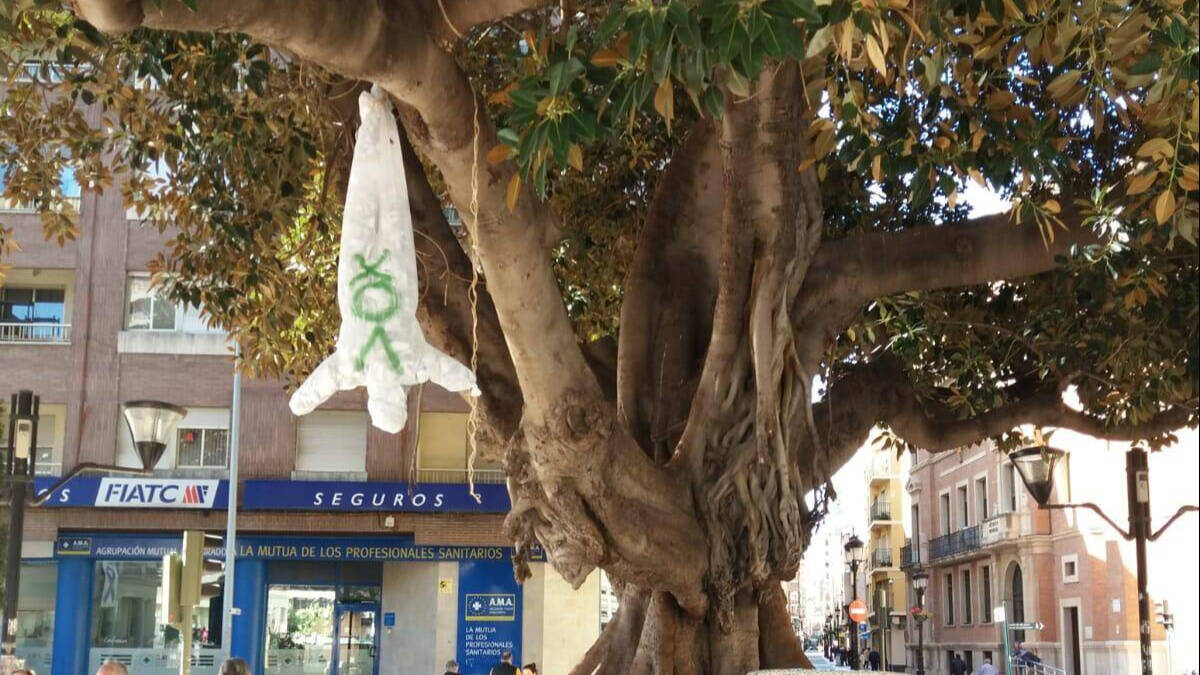 Muñeco de Abascal con un tiro en la frente colgado en un árbol de Castellón. 