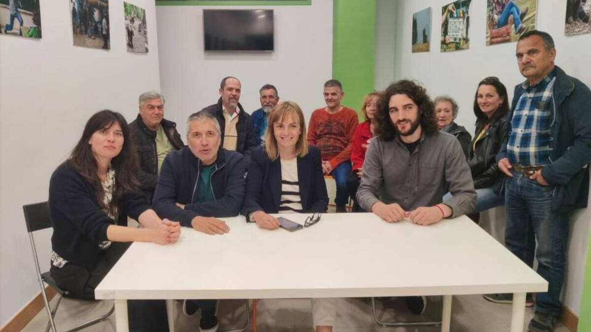 Covadonga Tomé, en el centro, rodeada de otros miembros de la candidatura, en la sede de Podemos en Gijón.

